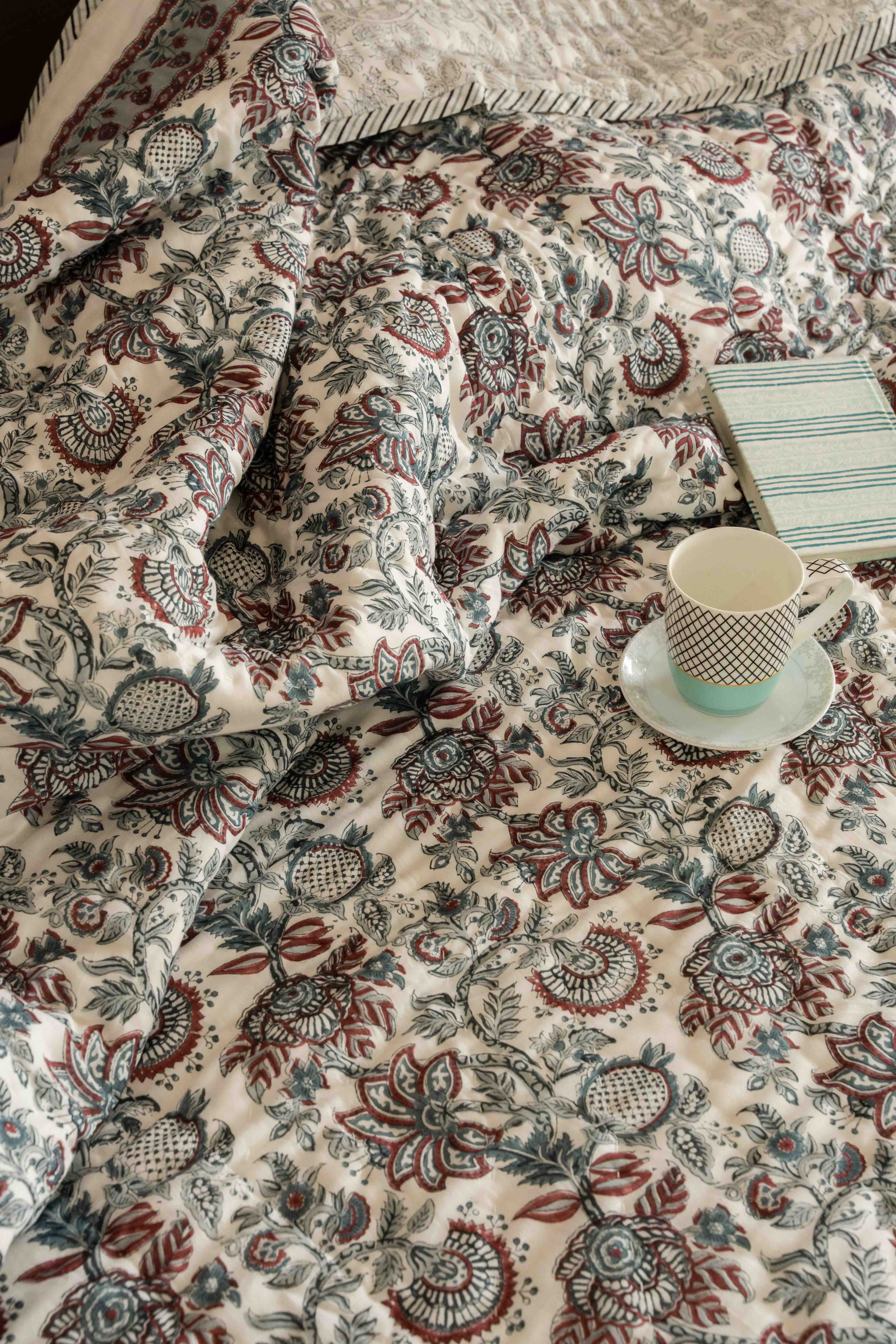 Bloom Cotton Quilt ( AC Comforter) - Reversible Print/ Duvet/ Bedspread– Double  & Super Single Size